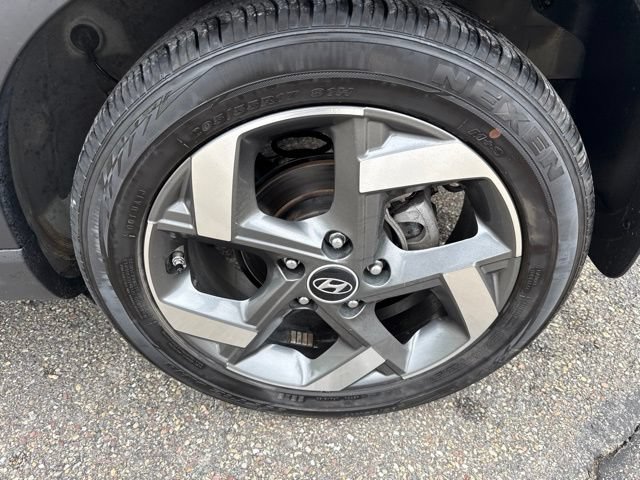 Used 2024 Hyundai Venue Limited FWD image 11