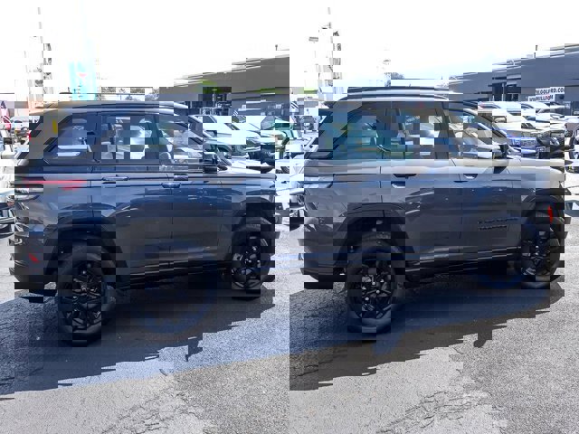 Used 2024 Jeep Grand Cherokee Altitude image 11