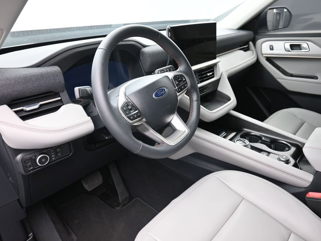 Certified 2025 Ford Explorer Active w/ Active Comfort Package RWD image 16