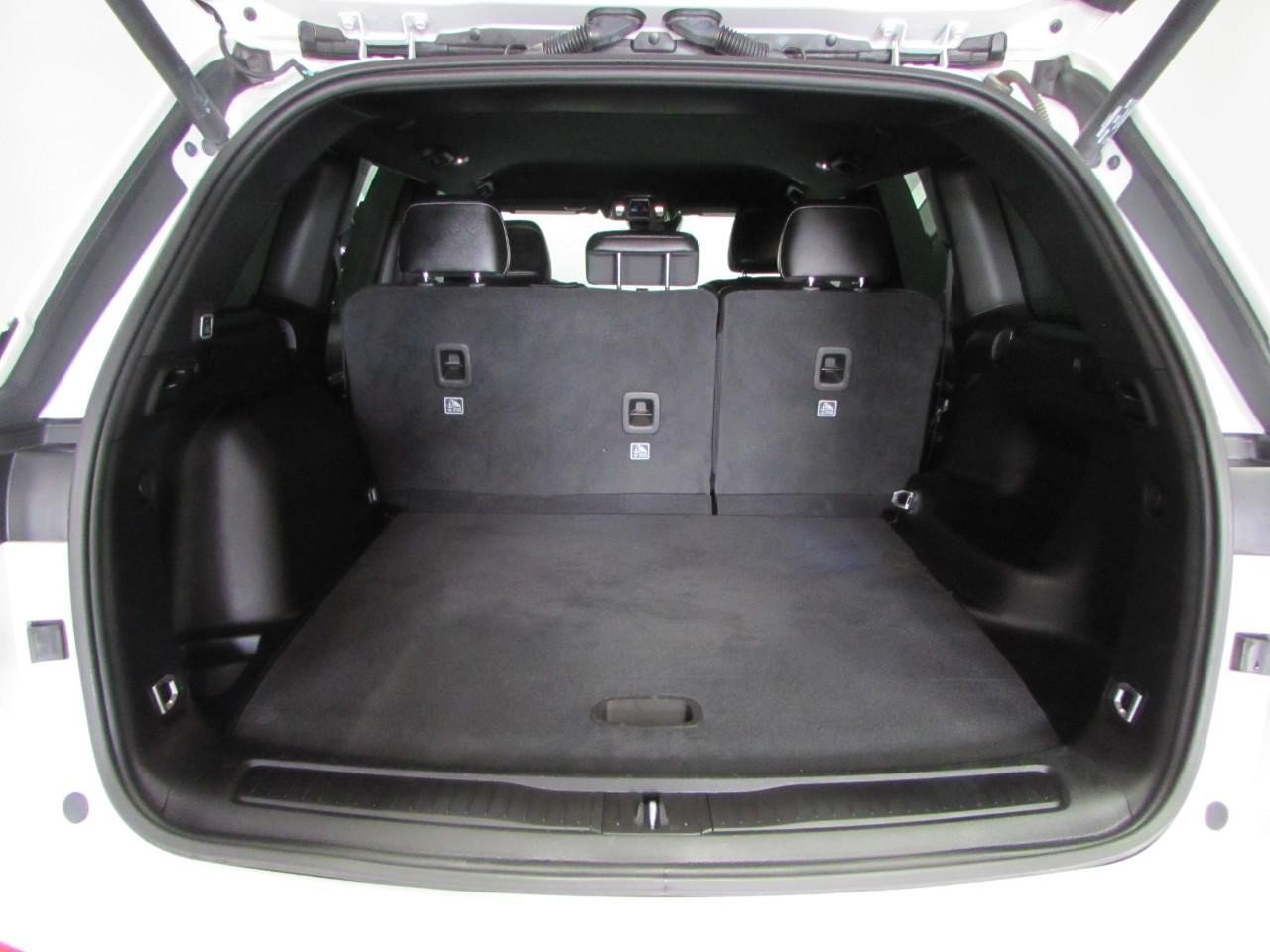 Used 2024 Jeep Grand Cherokee Limited w/ Black Appearance Package AWD/4WD image 11