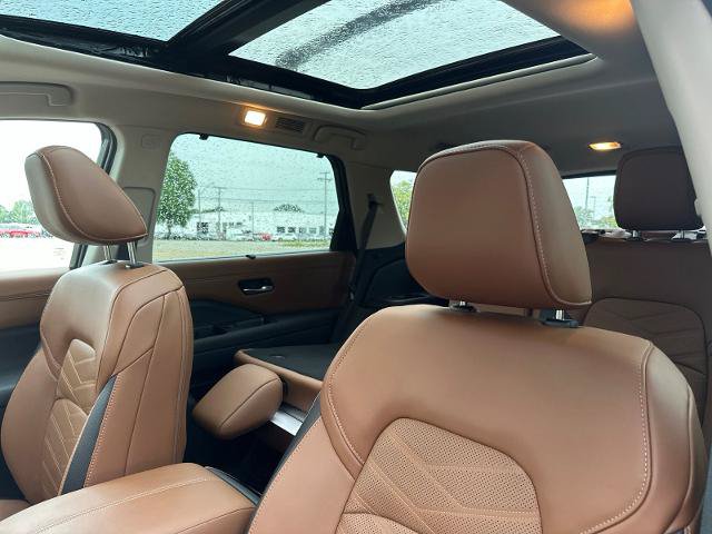 Used 2025 Nissan Pathfinder Platinum w/ Cargo Package AWD/4WD image 3
