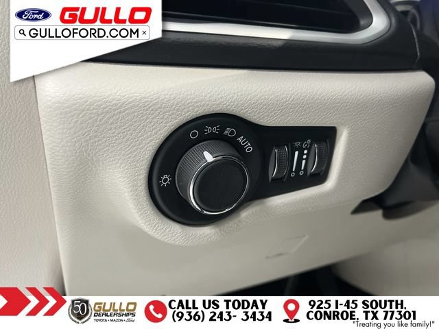 Used 2023 Chrysler Voyager LX FWD image 20
