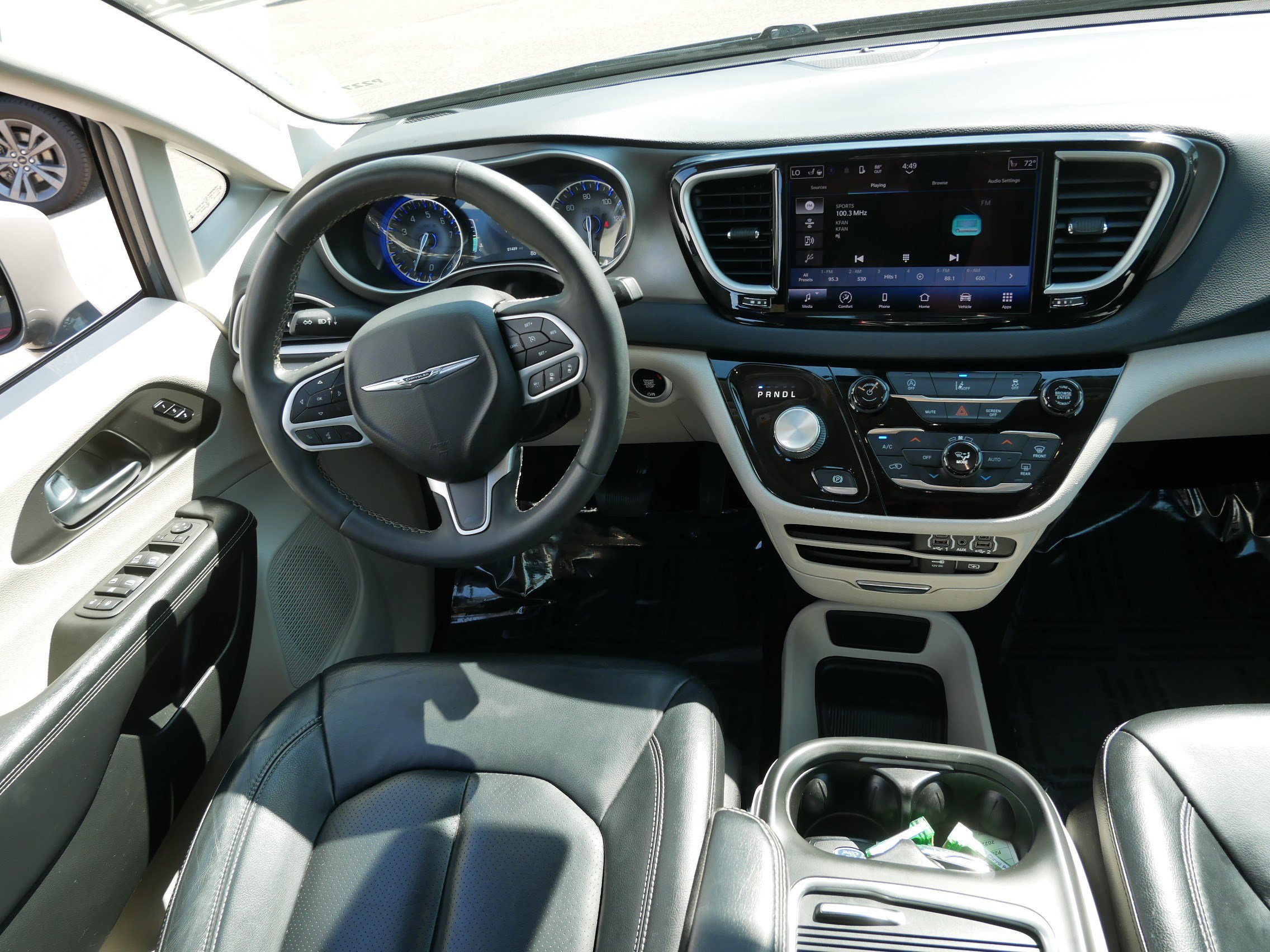 Used 2022 Chrysler Pacifica Touring-L FWD image 9