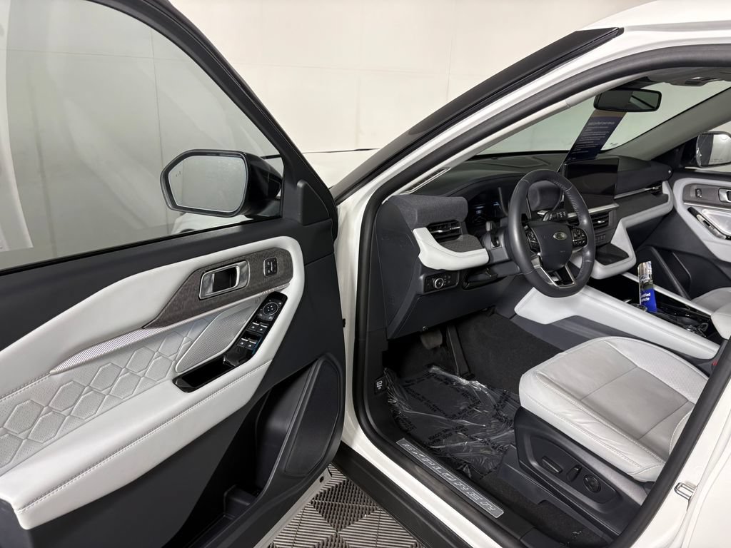 Certified 2025 Ford Explorer Platinum w/ Ultimate Package AWD/4WD image 11