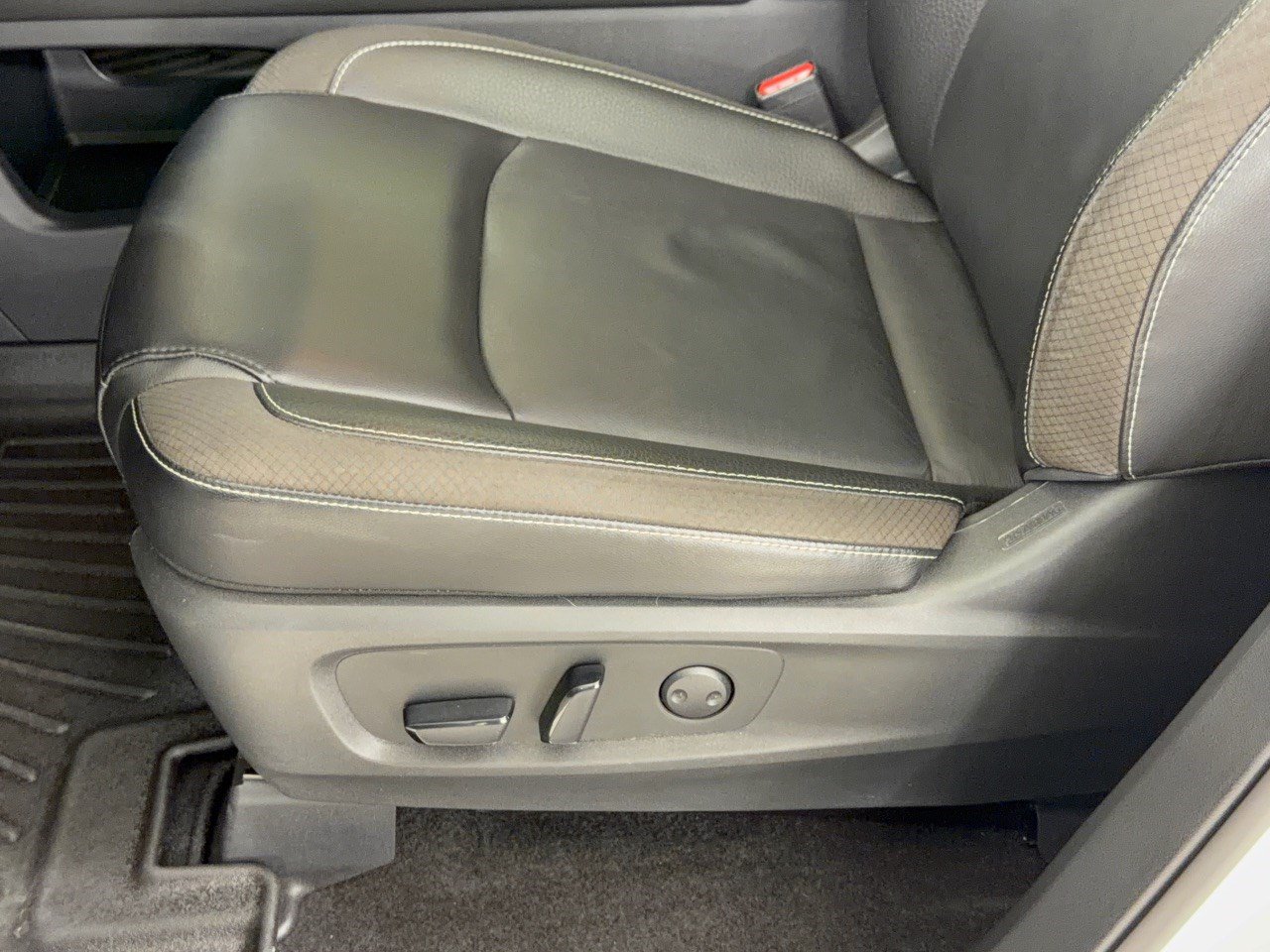 Used 2024 Nissan Pathfinder SL w/ SL Premium Package FWD image 16