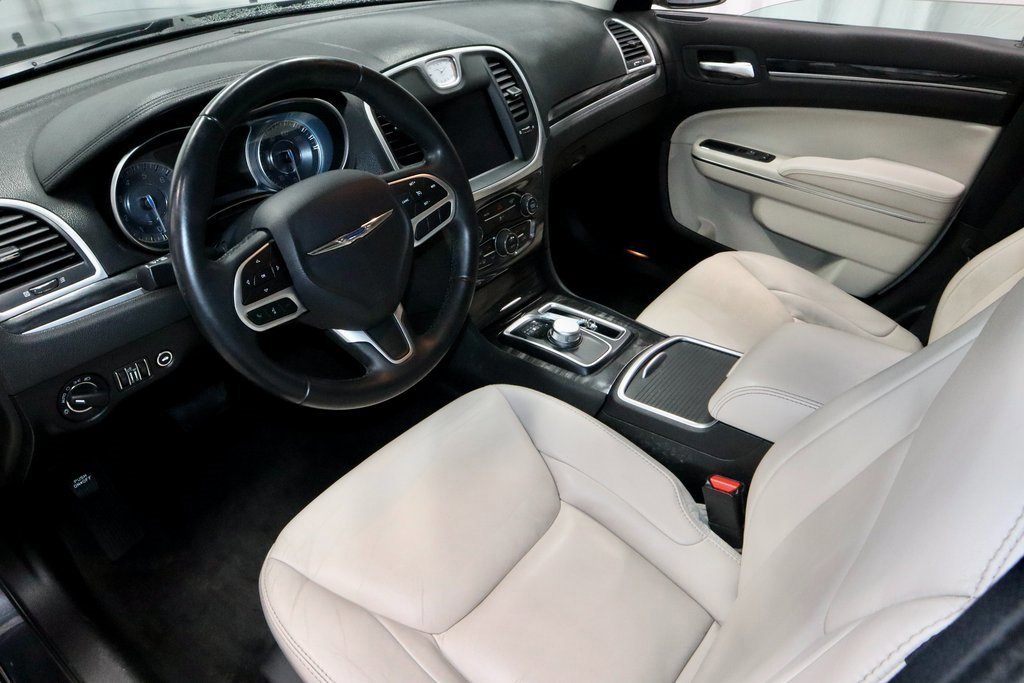 Used 2018 Chrysler 300 Touring L image 25