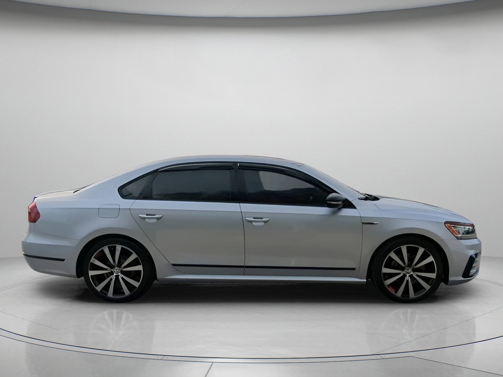Used 2018 Volkswagen Passat GT image 25