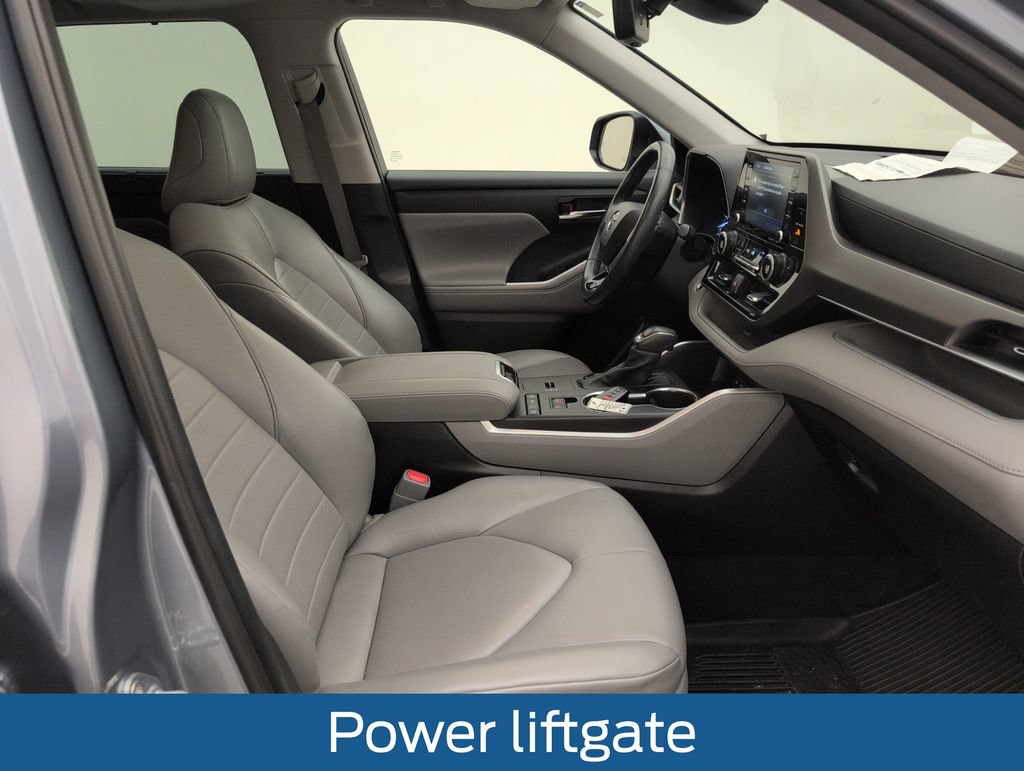 Used 2021 Toyota Highlander XLE FWD image 16