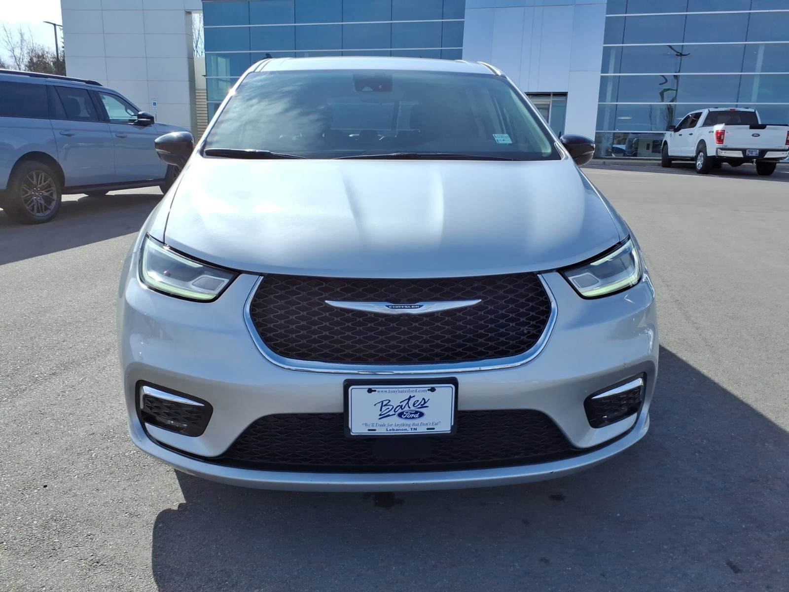 Used 2024 Chrysler Pacifica Touring-L image 8