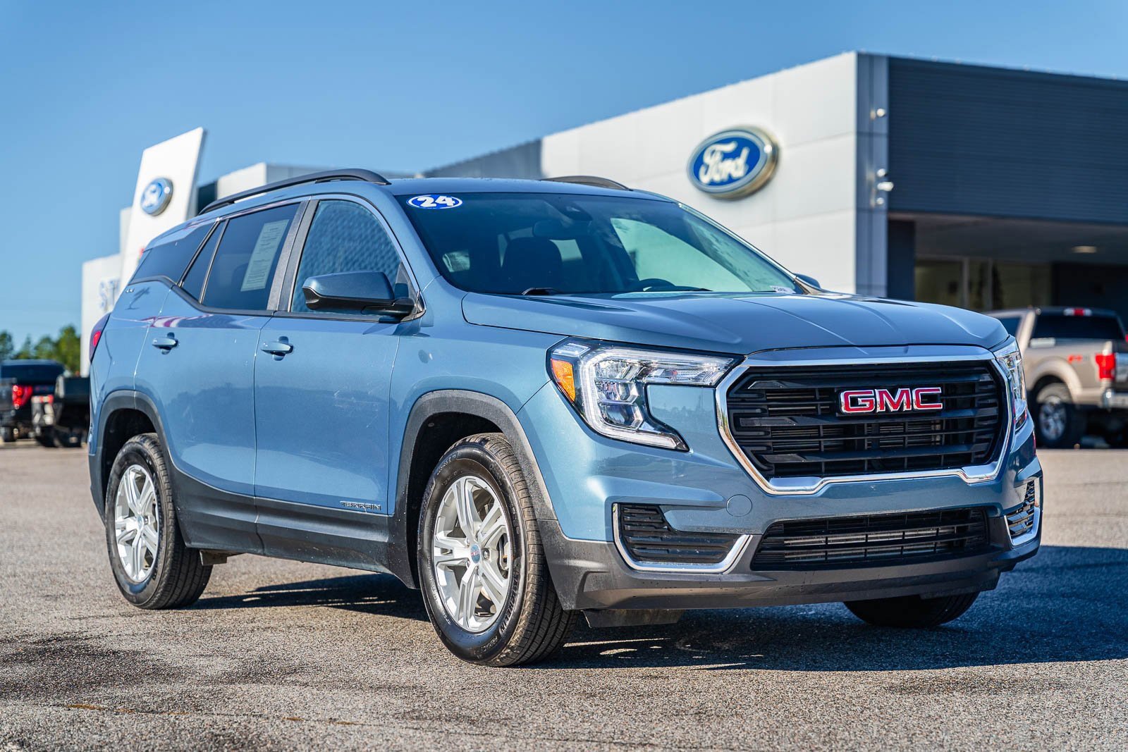 Used 2024 GMC Terrain SLE w/ Driver Convenience Package image 7