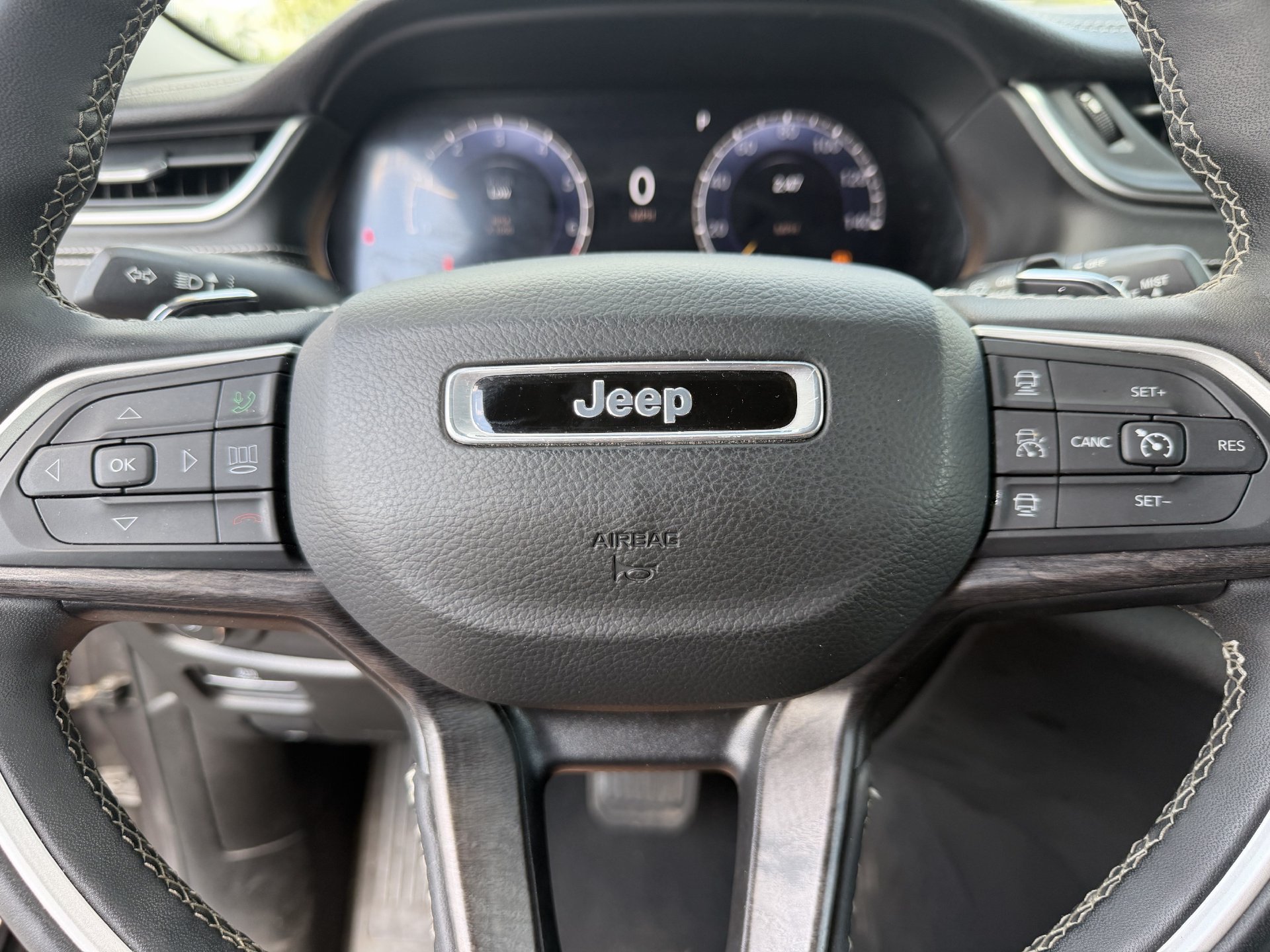 Used 2023 Jeep Grand Cherokee L Limited RWD image 7