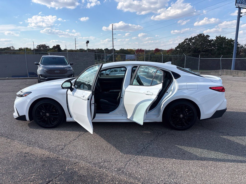 Used 2026 Toyota Camry SE FWD image 4