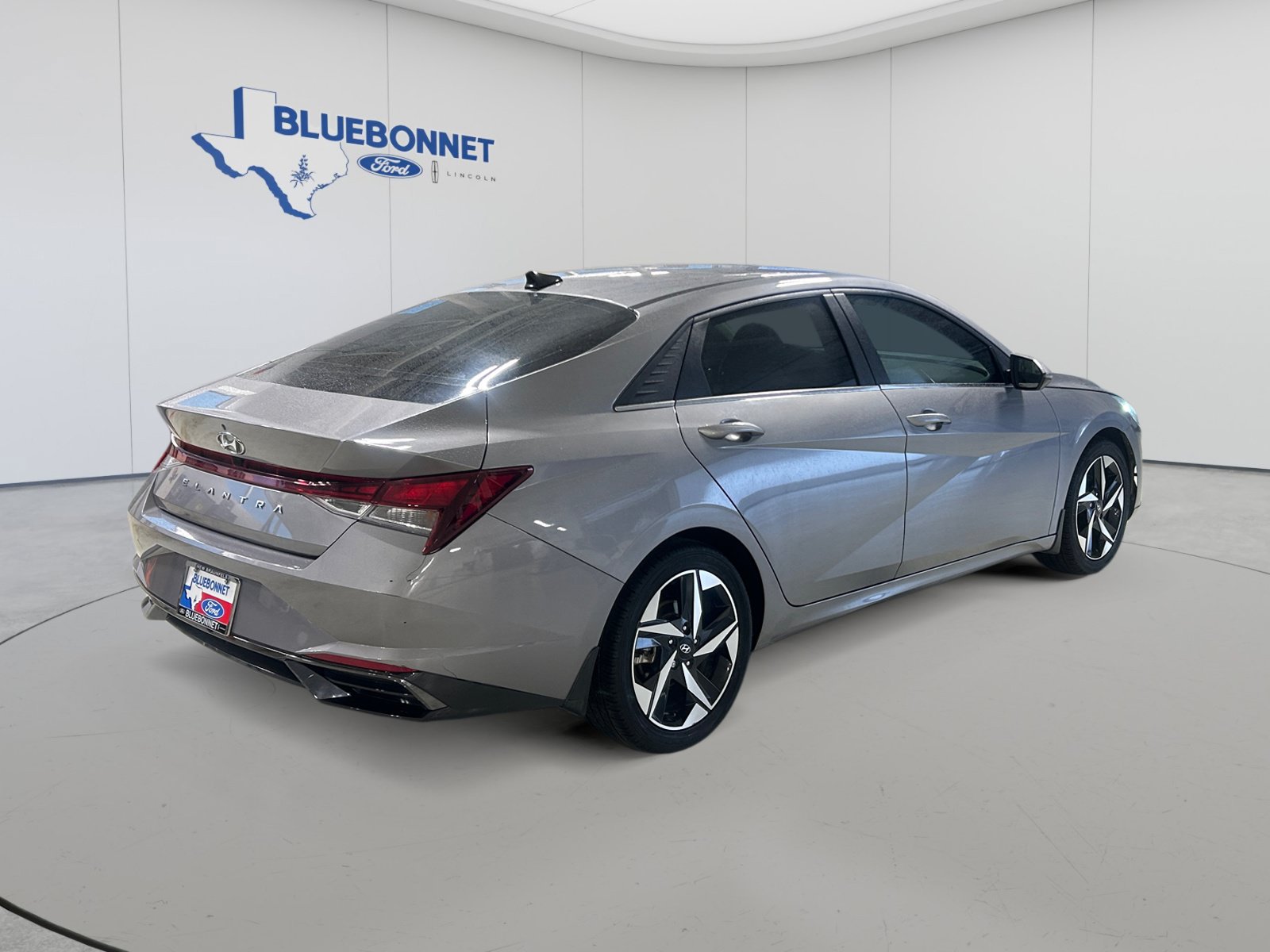 Used 2022 Hyundai Elantra SEL w/ Convenience + Premium Package FWD image 5