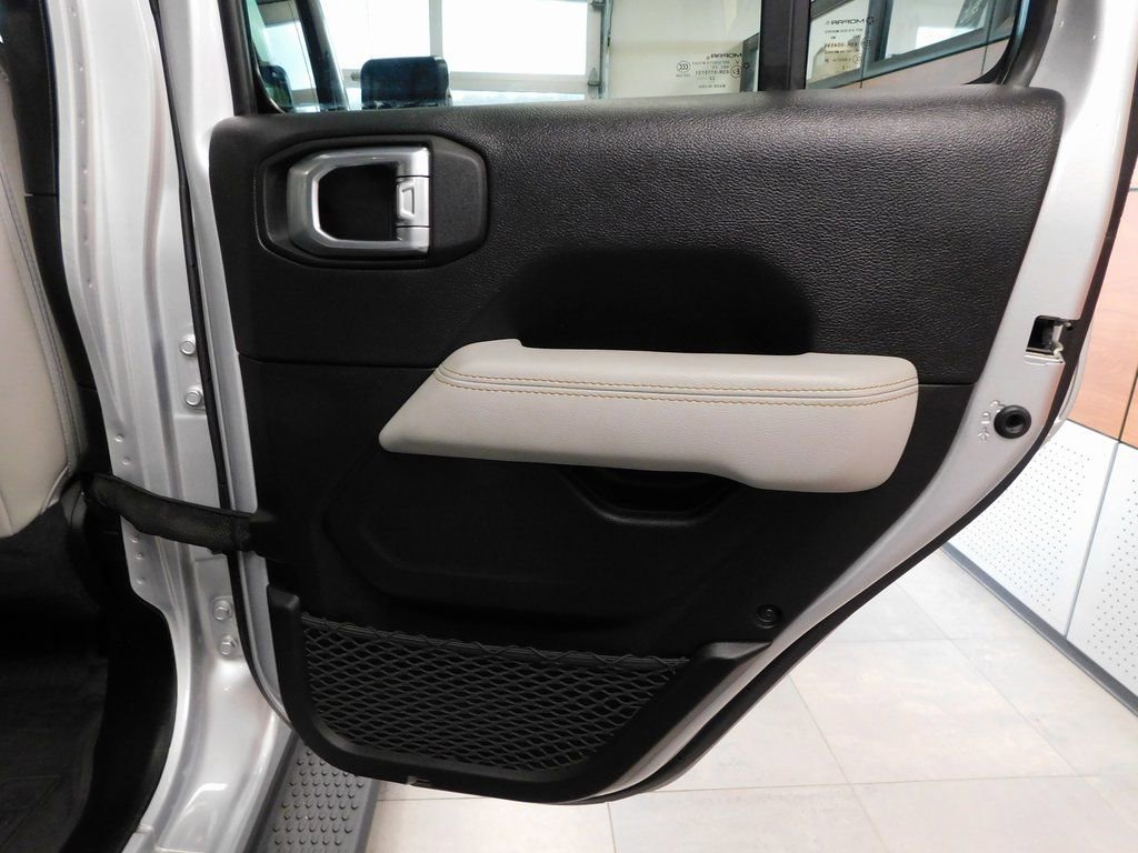 Used 2022 Jeep Wrangler Unlimited Sahara image 32