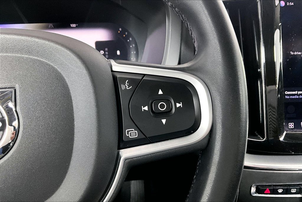 Used 2022 Volvo XC60 B5 Momentum FWD image 19