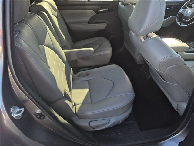 Used 2021 Toyota Highlander XLE AWD/4WD image 20