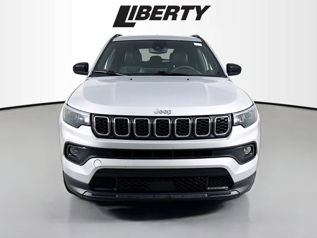 Used 2024 Jeep Compass Latitude image 2