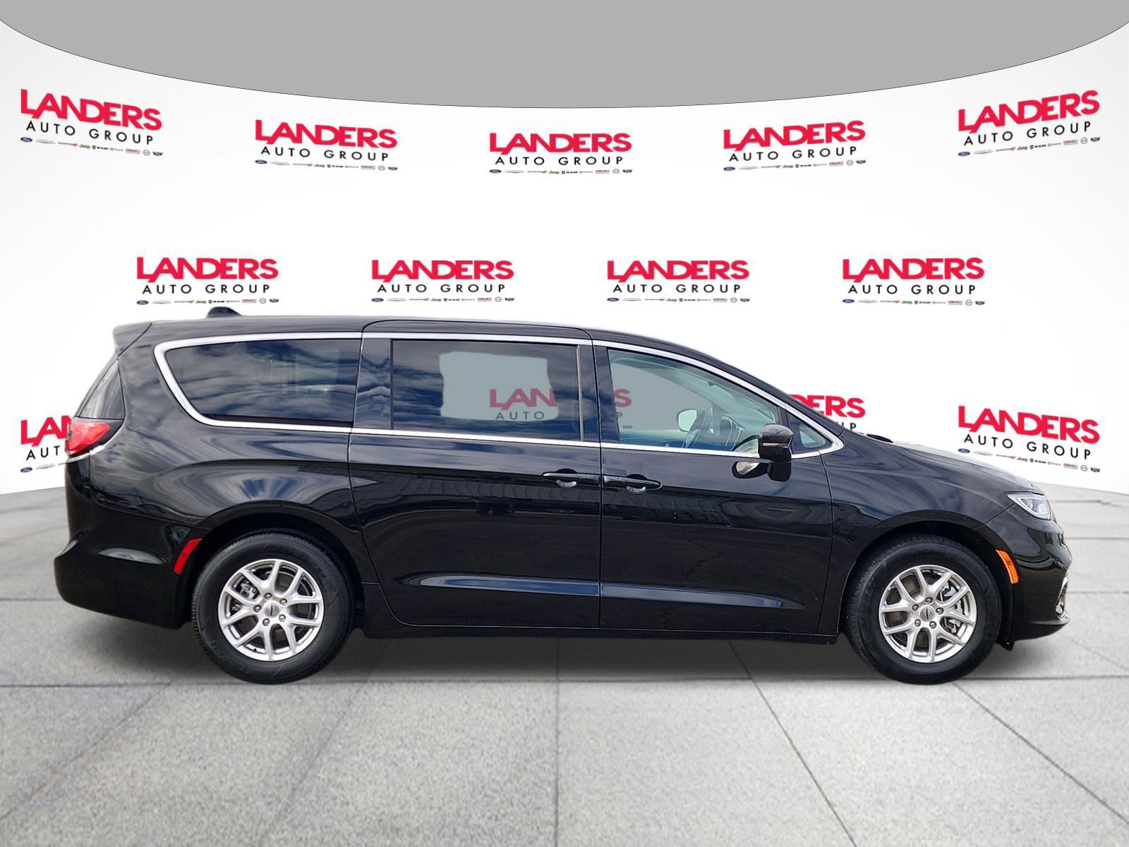 Used 2024 Chrysler Pacifica Touring-L image 6