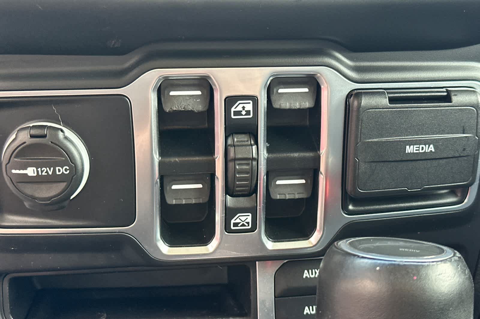 Used 2020 Jeep Gladiator Overland AWD/4WD image 13