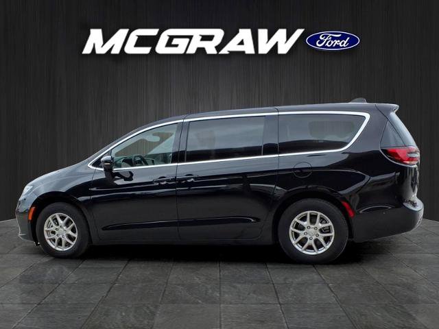 Used 2025 Chrysler Pacifica Select FWD image 9