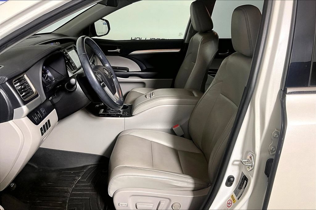 Used 2019 Toyota Highlander XLE FWD image 20