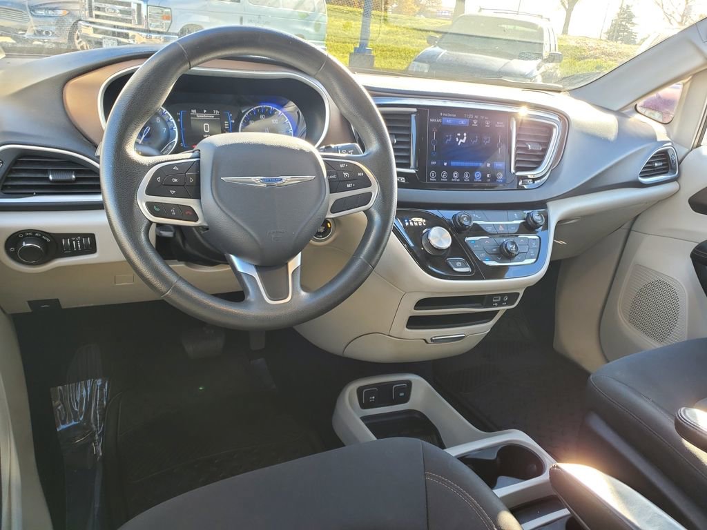 Used 2017 Chrysler Pacifica Touring image 7