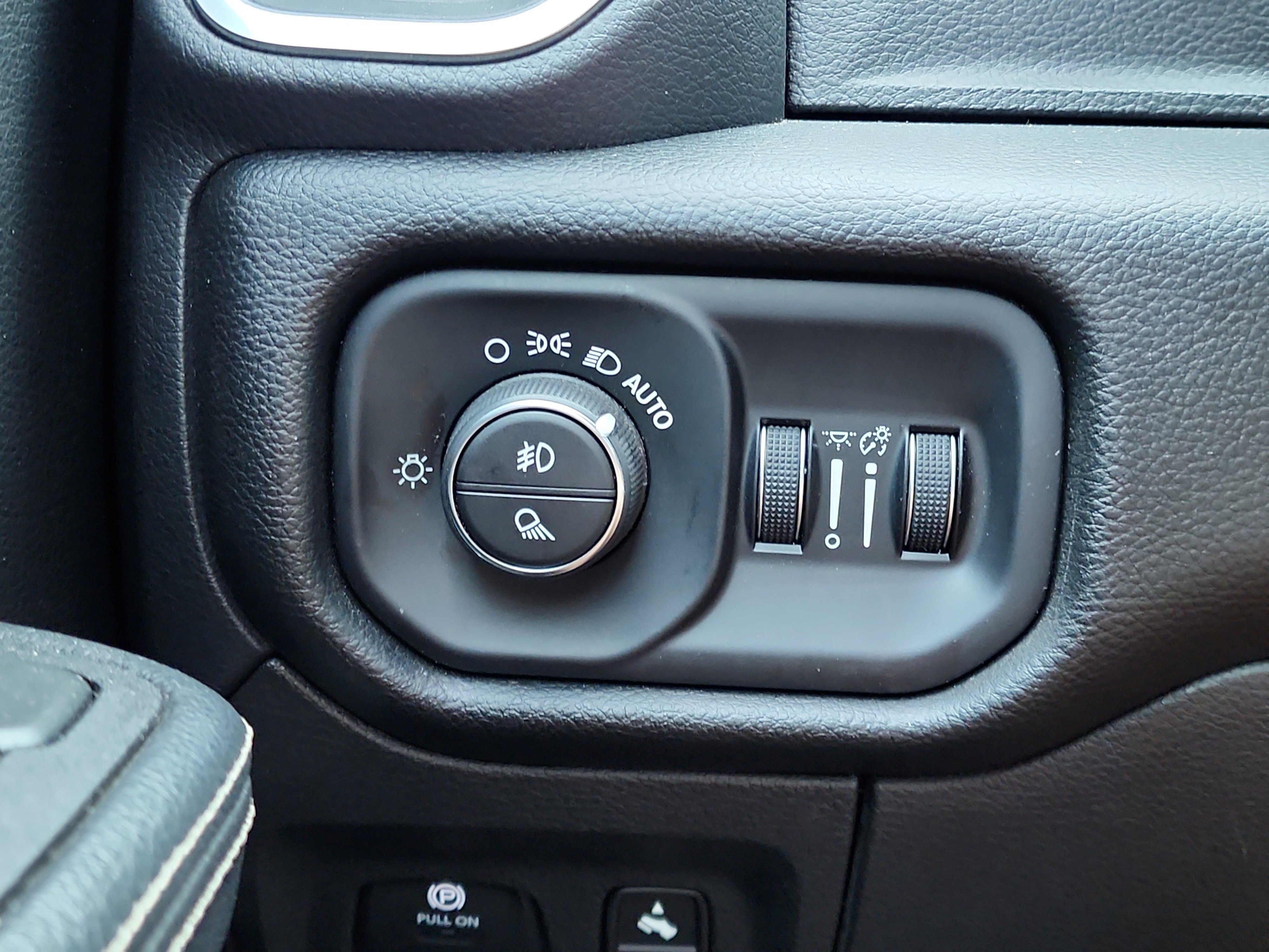 Used 2025 RAM 1500 Laramie image 28