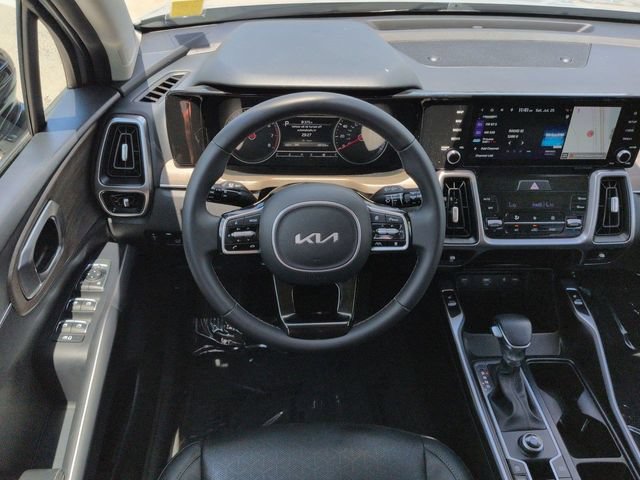 Used 2022 Kia Sorento EX w/ Panoramic Sunroof Package FWD image 16