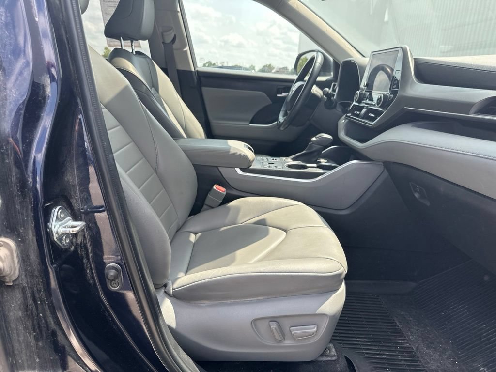 Used 2023 Toyota Highlander XLE AWD/4WD image 31