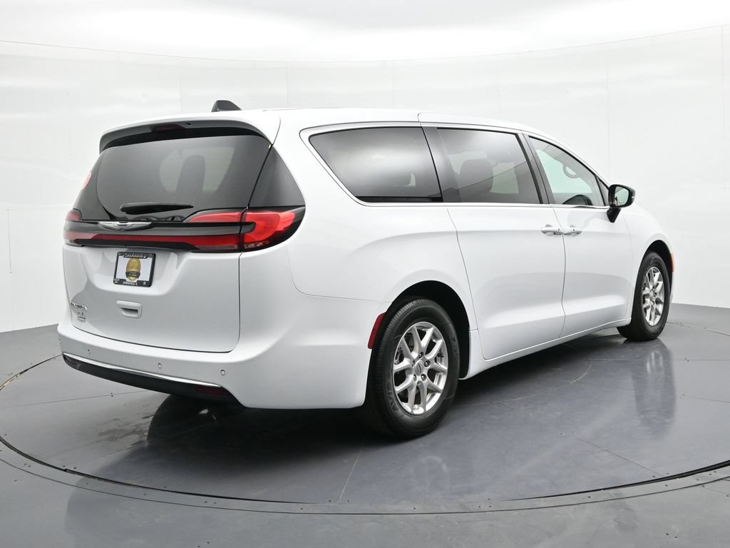 Used 2024 Chrysler Pacifica Touring-L FWD image 6