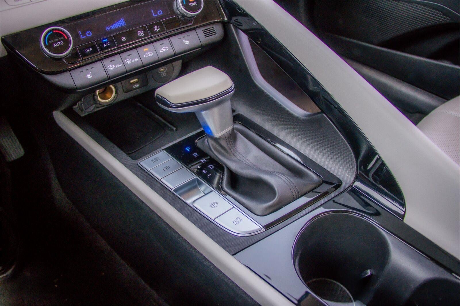 Used 2025 Hyundai Elantra Limited FWD image 15