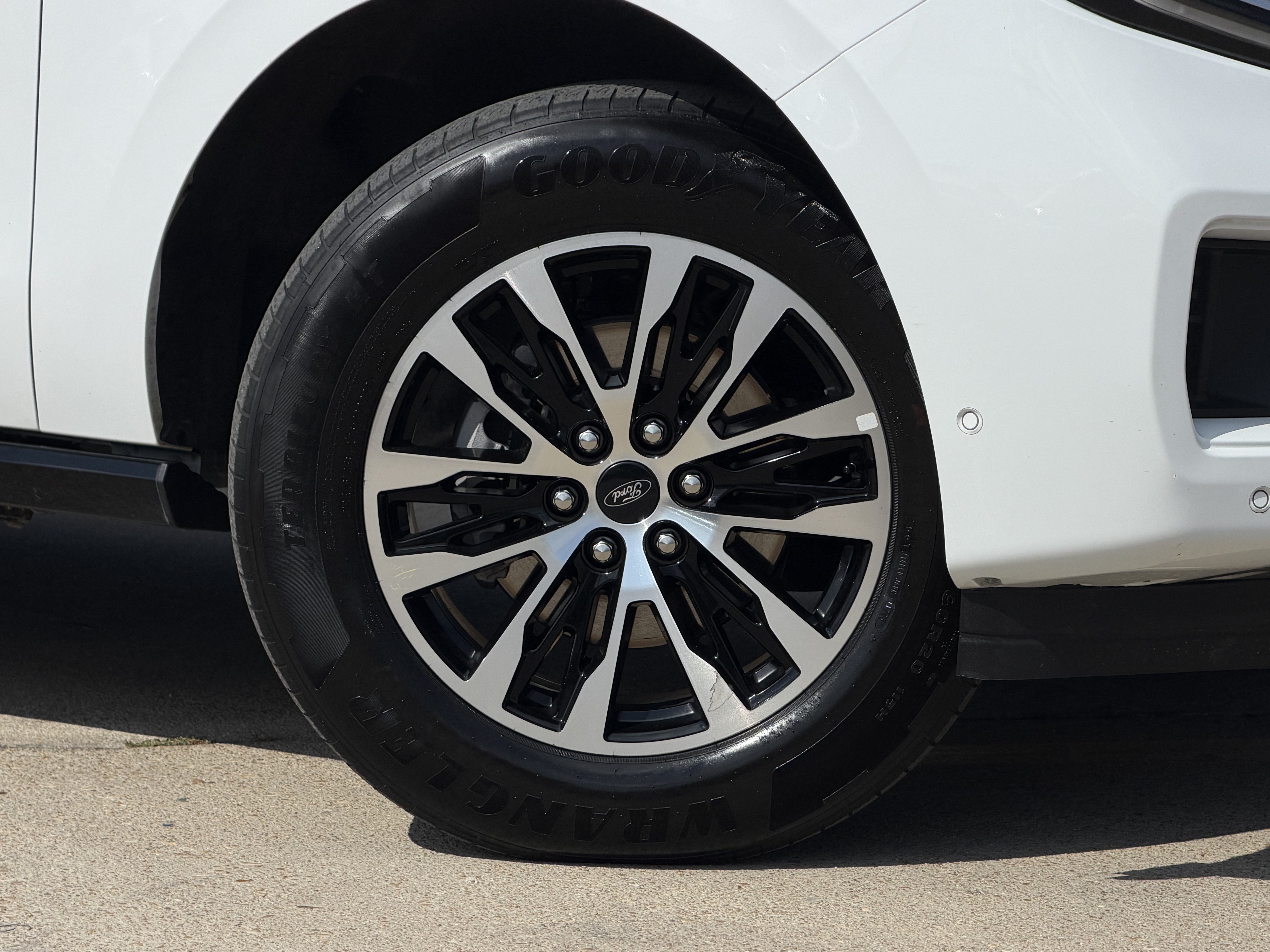 Certified 2025 Ford Expedition Platinum AWD/4WD image 3