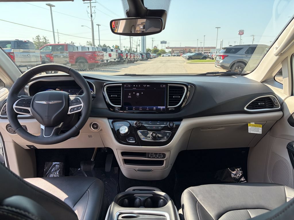 Used 2024 Chrysler Pacifica Touring-L FWD image 31