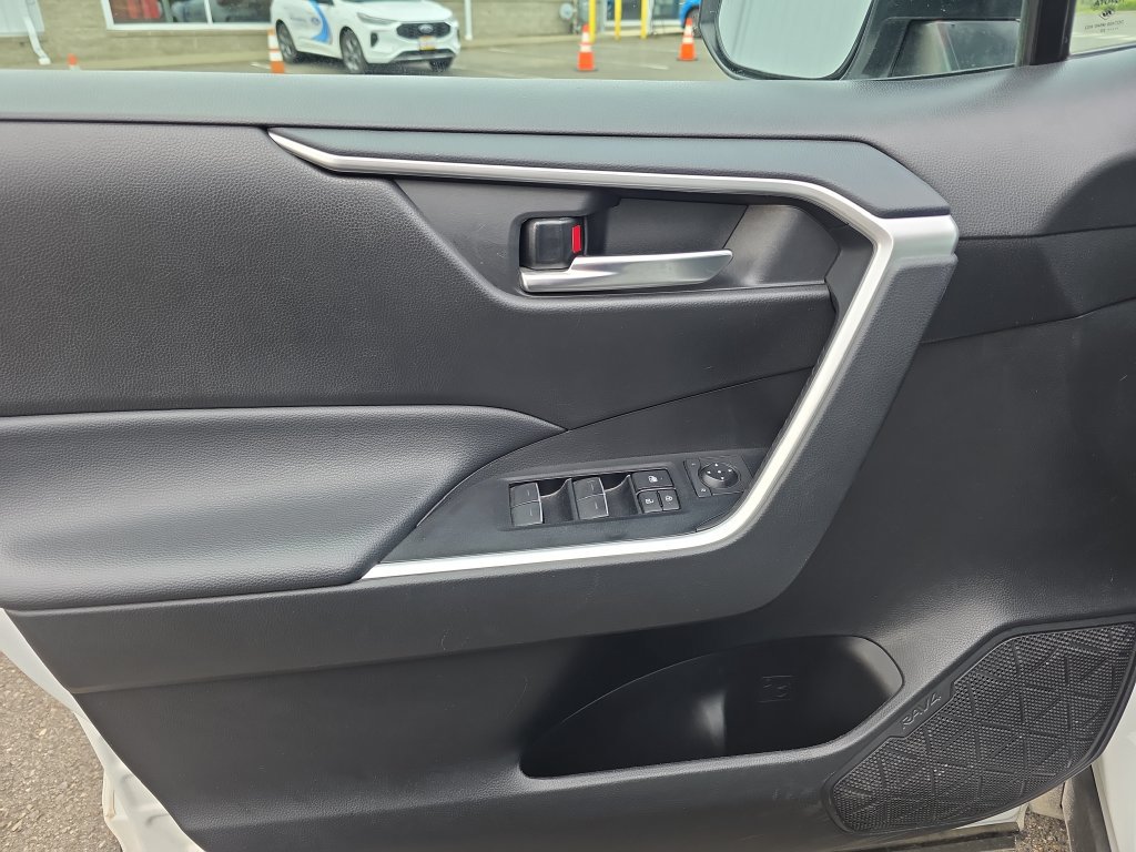 Used 2025 Toyota RAV4 XLE AWD/4WD image 17
