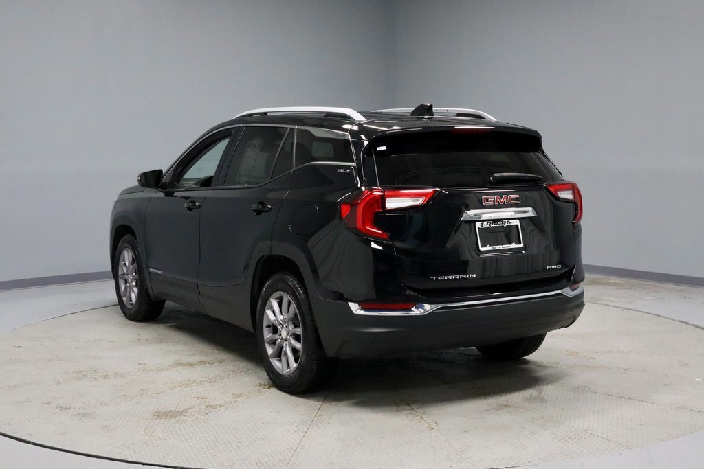Used 2024 GMC Terrain SLT image 3