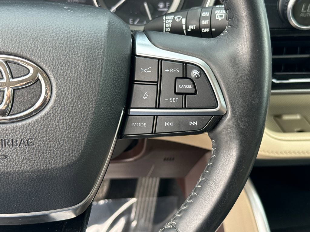 Used 2021 Toyota Highlander XLE image 16