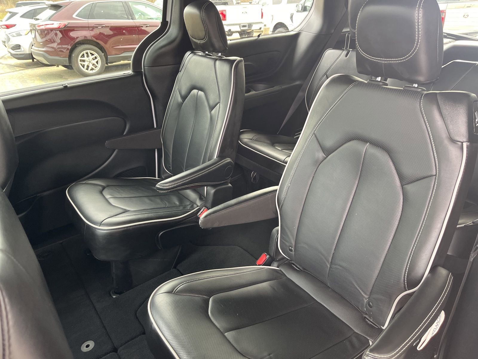 Used 2025 Chrysler Pacifica Limited image 11