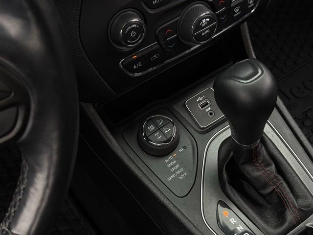 Used 2020 Jeep Cherokee Trailhawk w/ Cold Weather Group AWD/4WD image 26