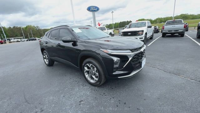 Used 2025 Chevrolet Trax LT w/ Driver Confidence Package image 9