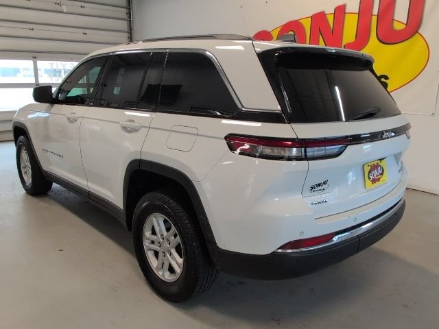 Used 2023 Jeep Grand Cherokee Laredo AWD/4WD image 3