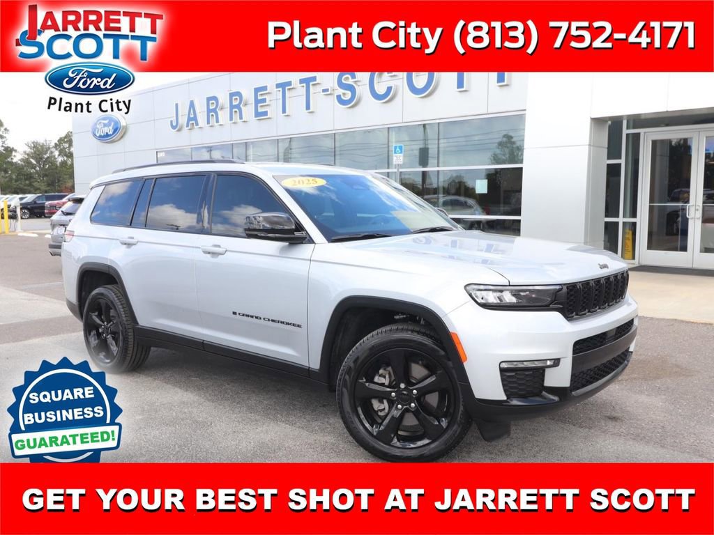 Used 2025 Jeep Grand Cherokee L Limited w/ Black Appearance Package AWD/4WD image 7