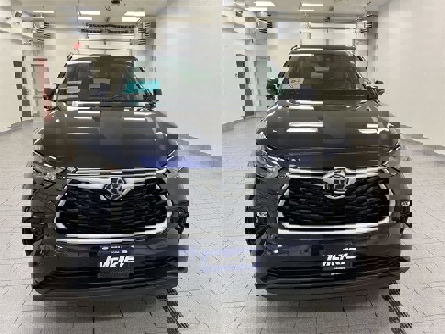 Used 2024 Toyota Highlander XLE image 4