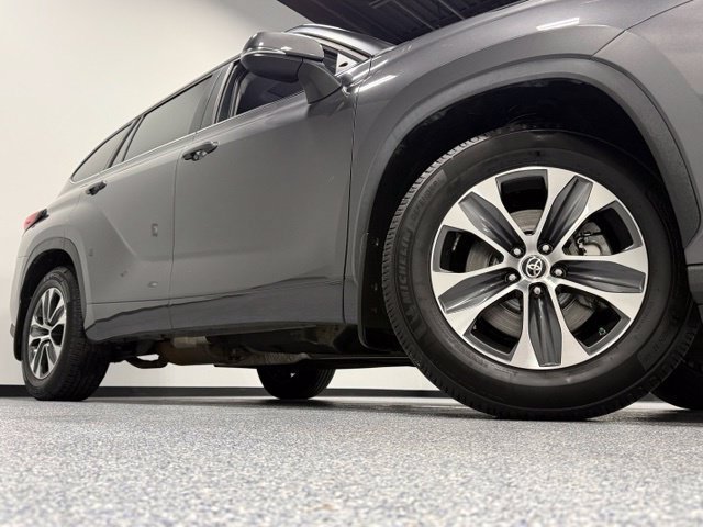 Used 2023 Toyota Highlander XLE FWD image 3