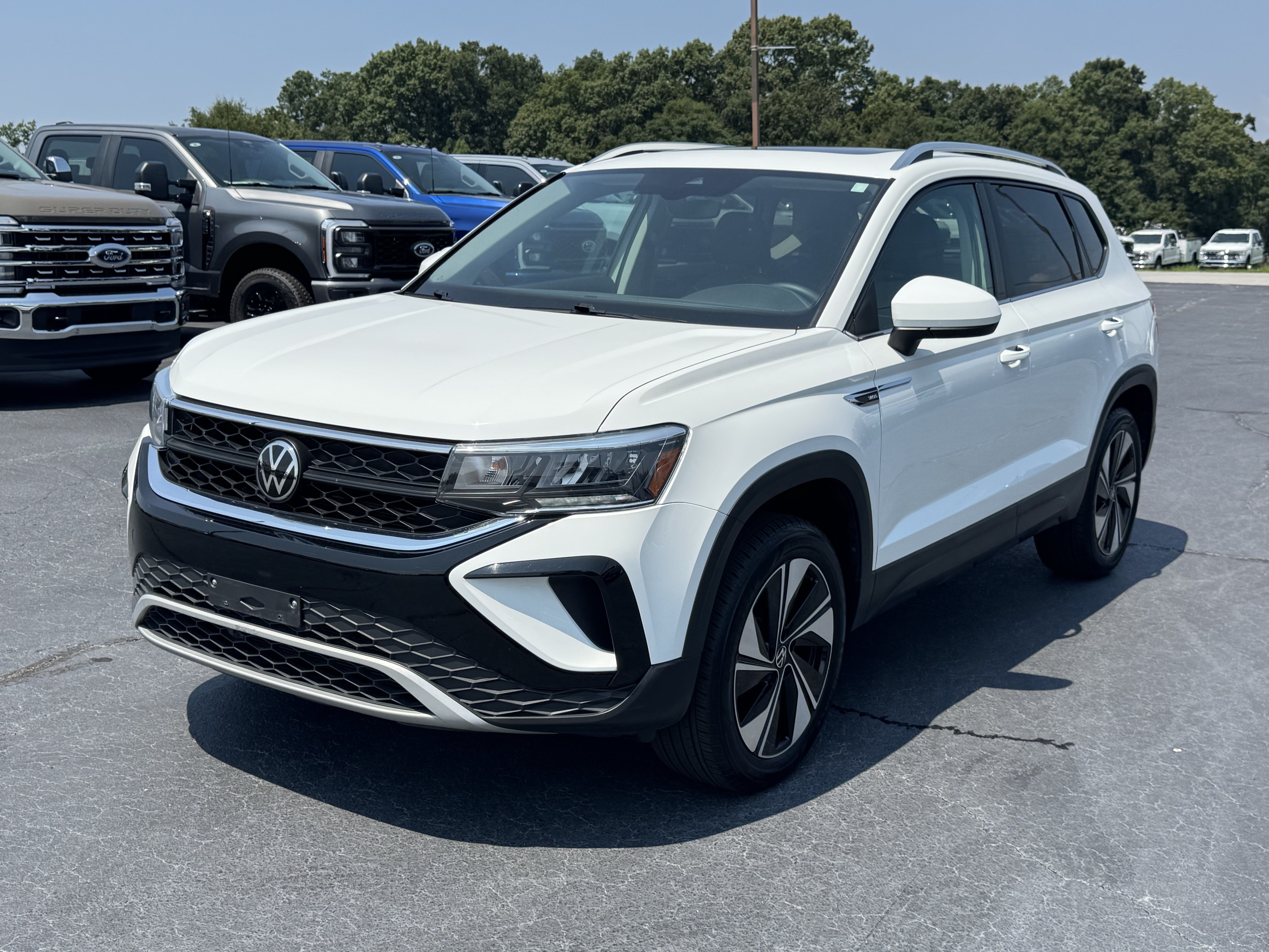 Used 2024 Volkswagen Taos SE AWD/4WD image 2