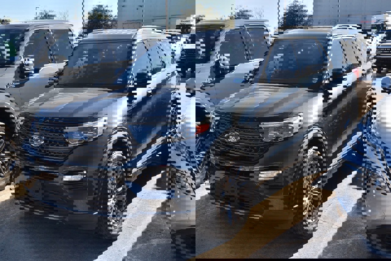 Certified 2022 Ford Explorer XLT w/ Equipment Group 202A image 2