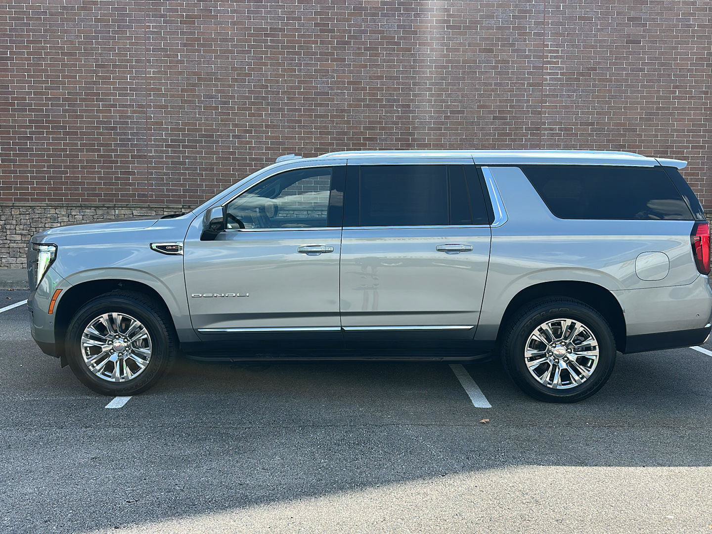 Used 2025 GMC Yukon XL Denali RWD image 2