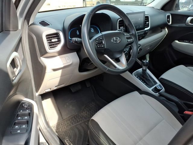 Used 2023 Hyundai Venue SEL image 18