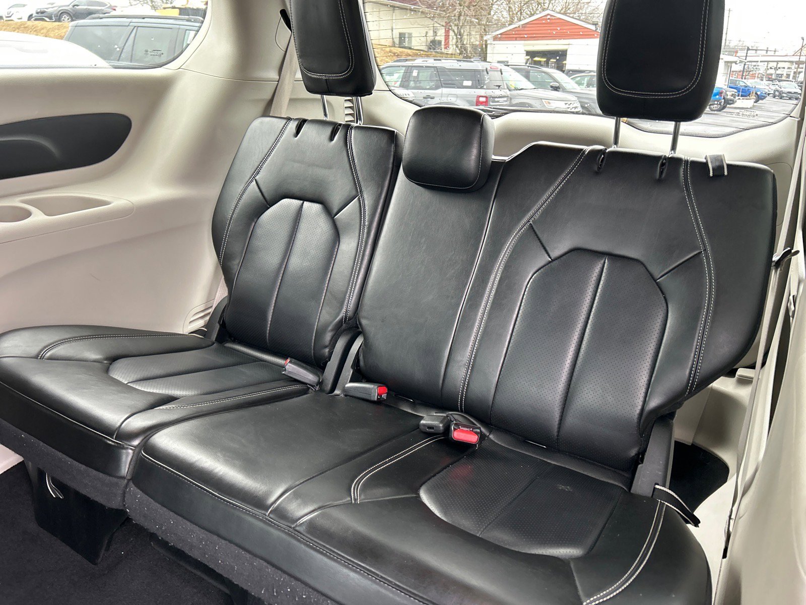 Used 2023 Chrysler Pacifica Touring-L image 10