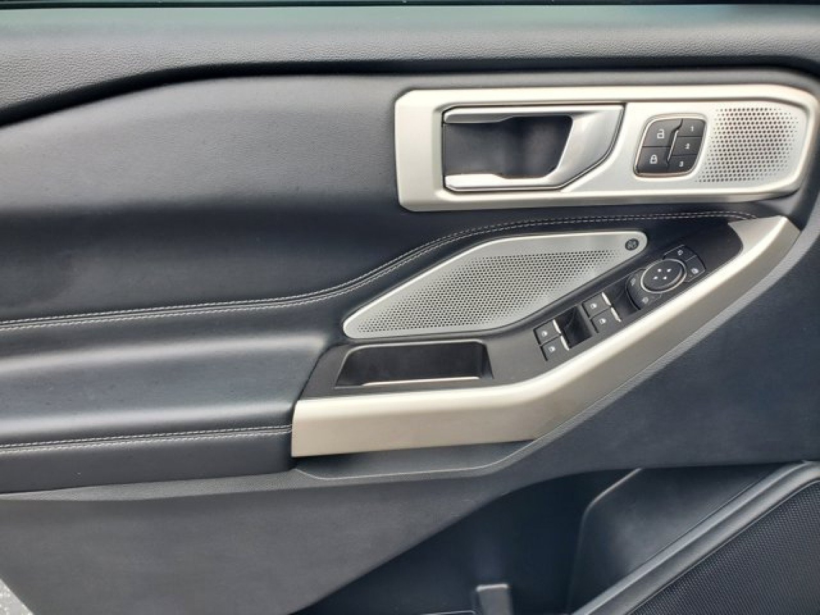 Certified 2023 Ford Explorer Limited w/ Limited Technology Package RWD image 13