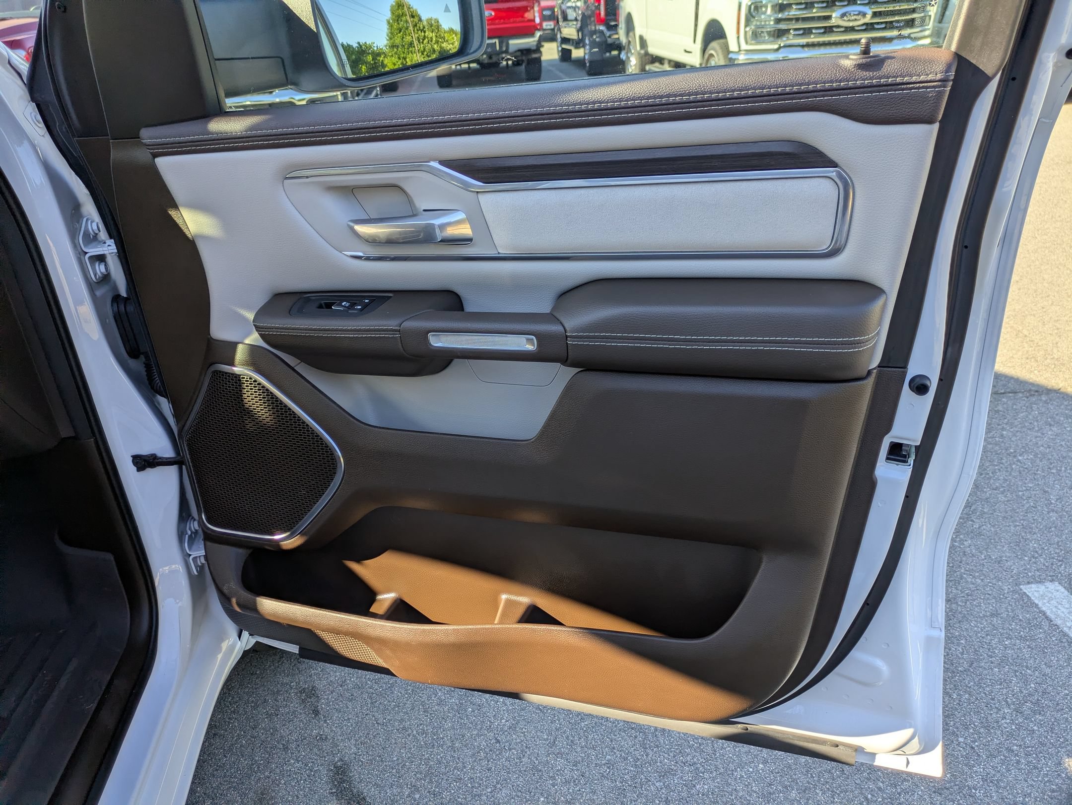 Used 2025 RAM 1500 Laramie AWD/4WD image 43